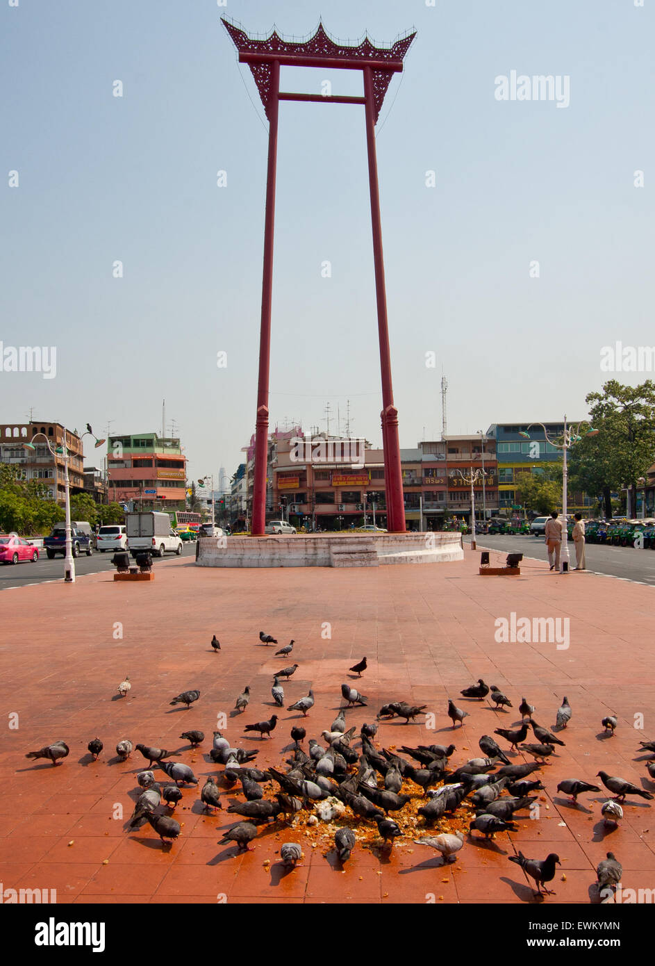 El columpio grande y palomas en un día soleado, Bangkok, Tailandia Foto de stock