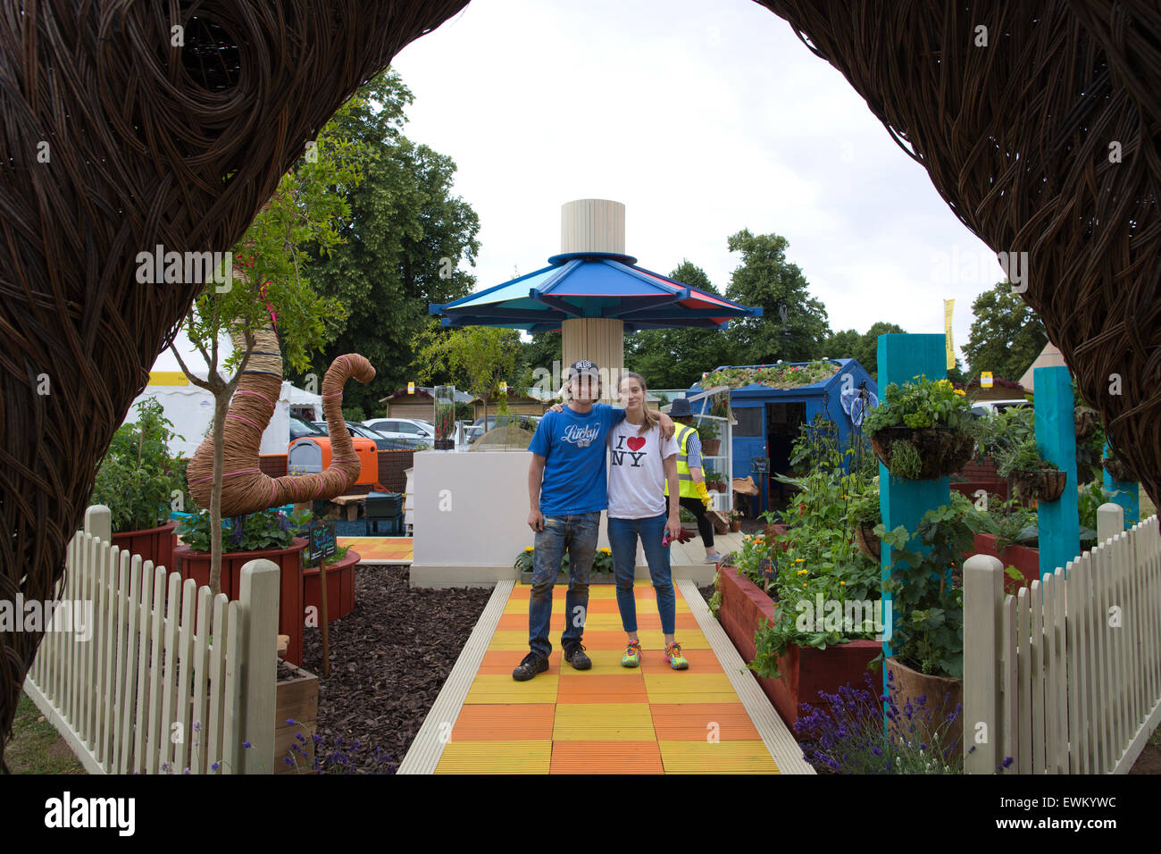 RHS Hampton Court Flower Show 2015, Henri le Gusano:Jardín Comunitario diseñadores Oli Blanc y Charlotte Salt, Hampton Court, Reino Unido Foto de stock