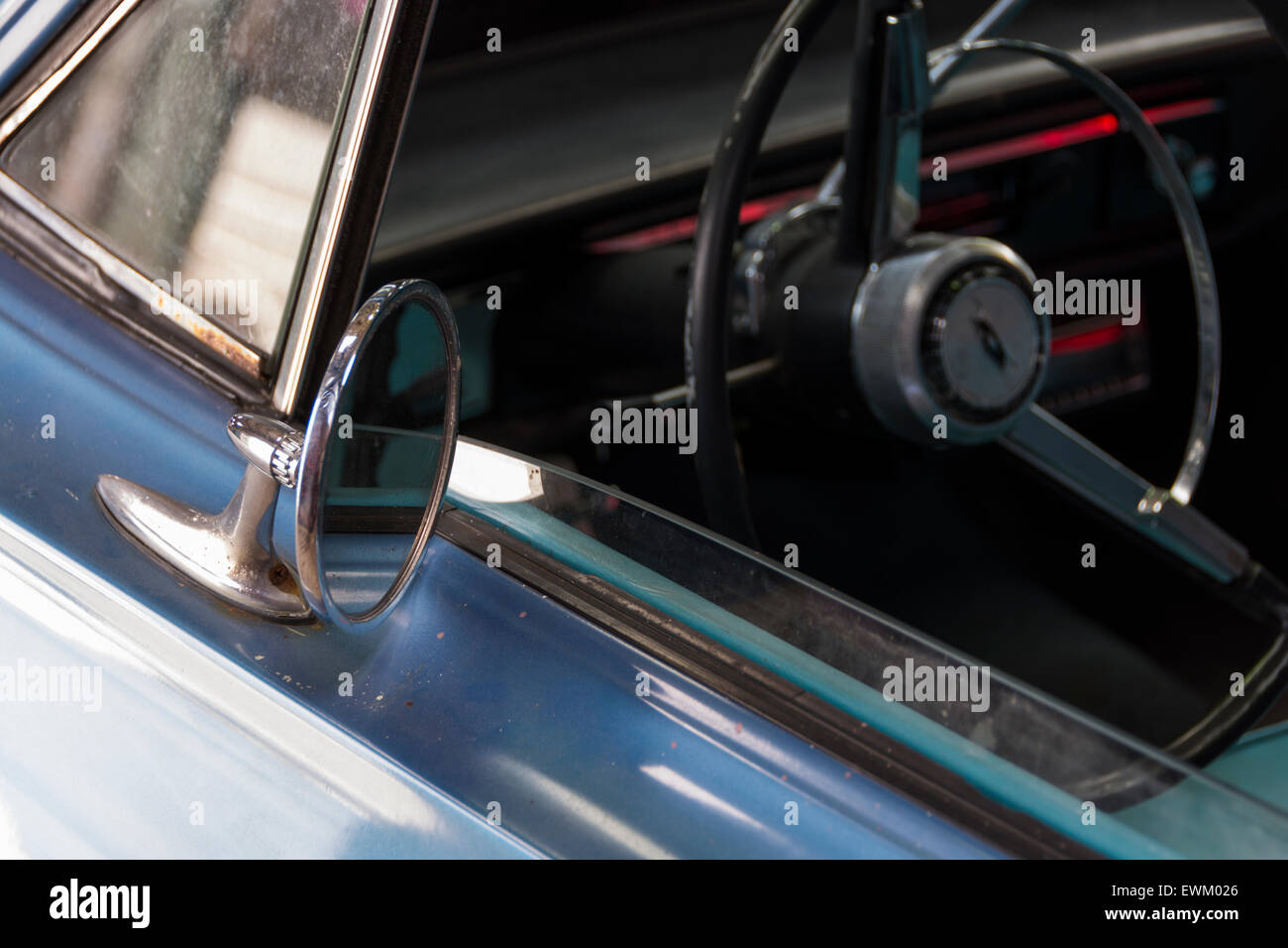 Detalle de un coche clásico americano, un Chevrolet azul, mostrando, ventana, espejo de ala volante. Foto de stock