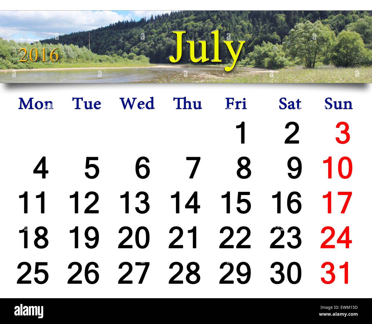 Calendario de julio de 2016 en el fondo de paisaje de verano con río de montaña Foto de stock