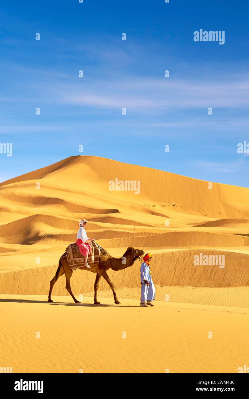 Turista de paseo en camello, Erg Chebbi : desierto cerca de Merzouga, Sahara, Marruecos Foto de stock