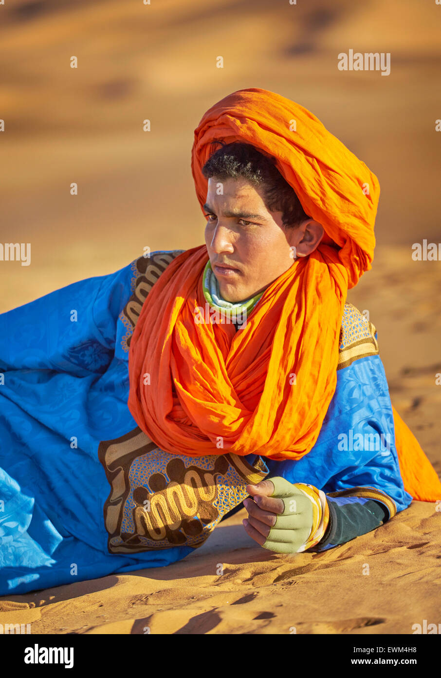 Joven bereber hombre vestido con djellaba y turbante, retrato, Egr Chebbi, Sahara, Marruecos Foto de stock