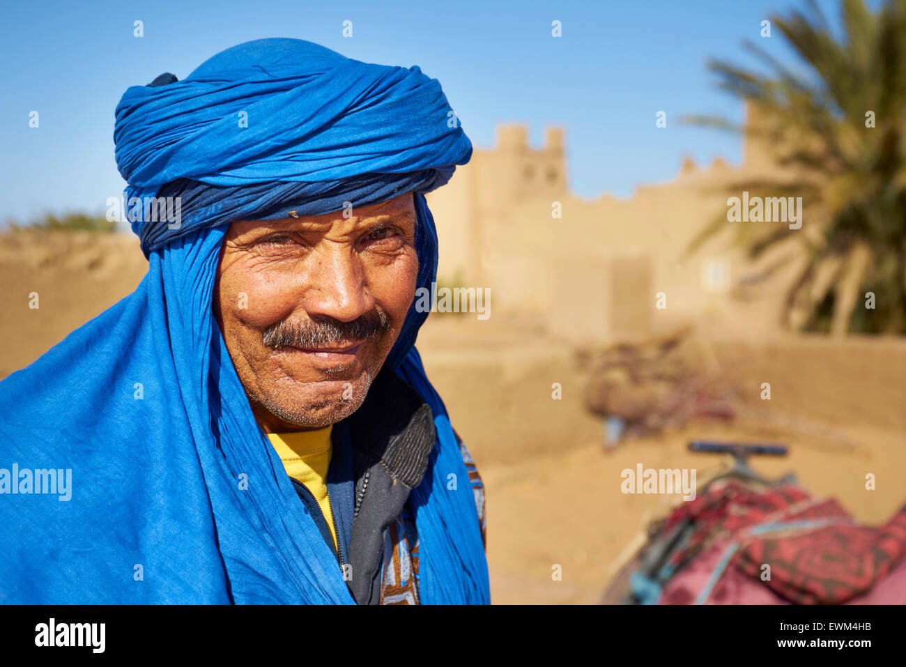 Hombre bereber con un turbante, retrato, Egr Chebbi, Sahara, Marruecos Foto de stock