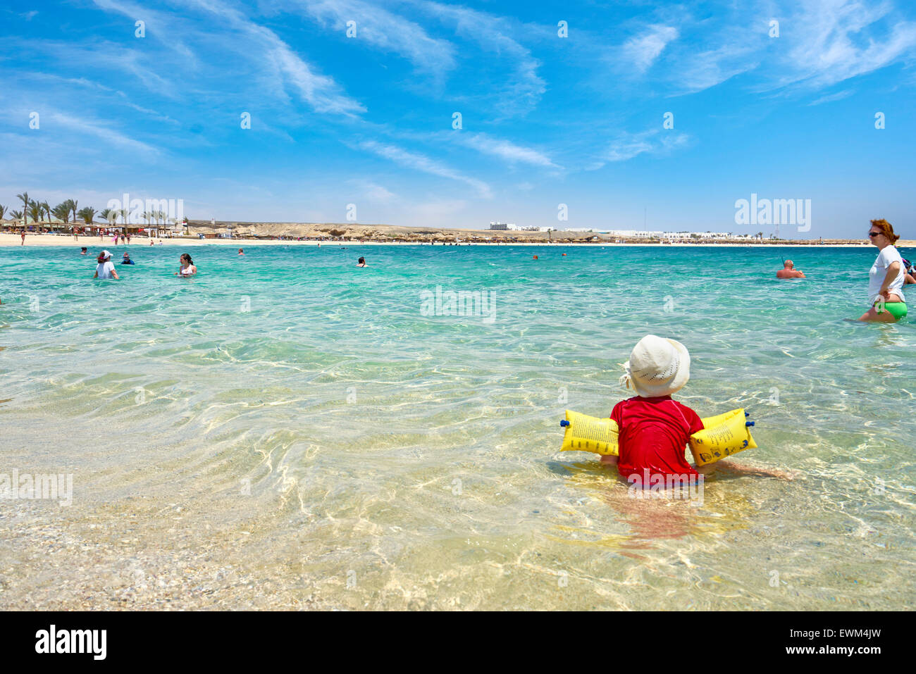 Niño seguro en la playa, Marsa Alam, Egipto Foto de stock