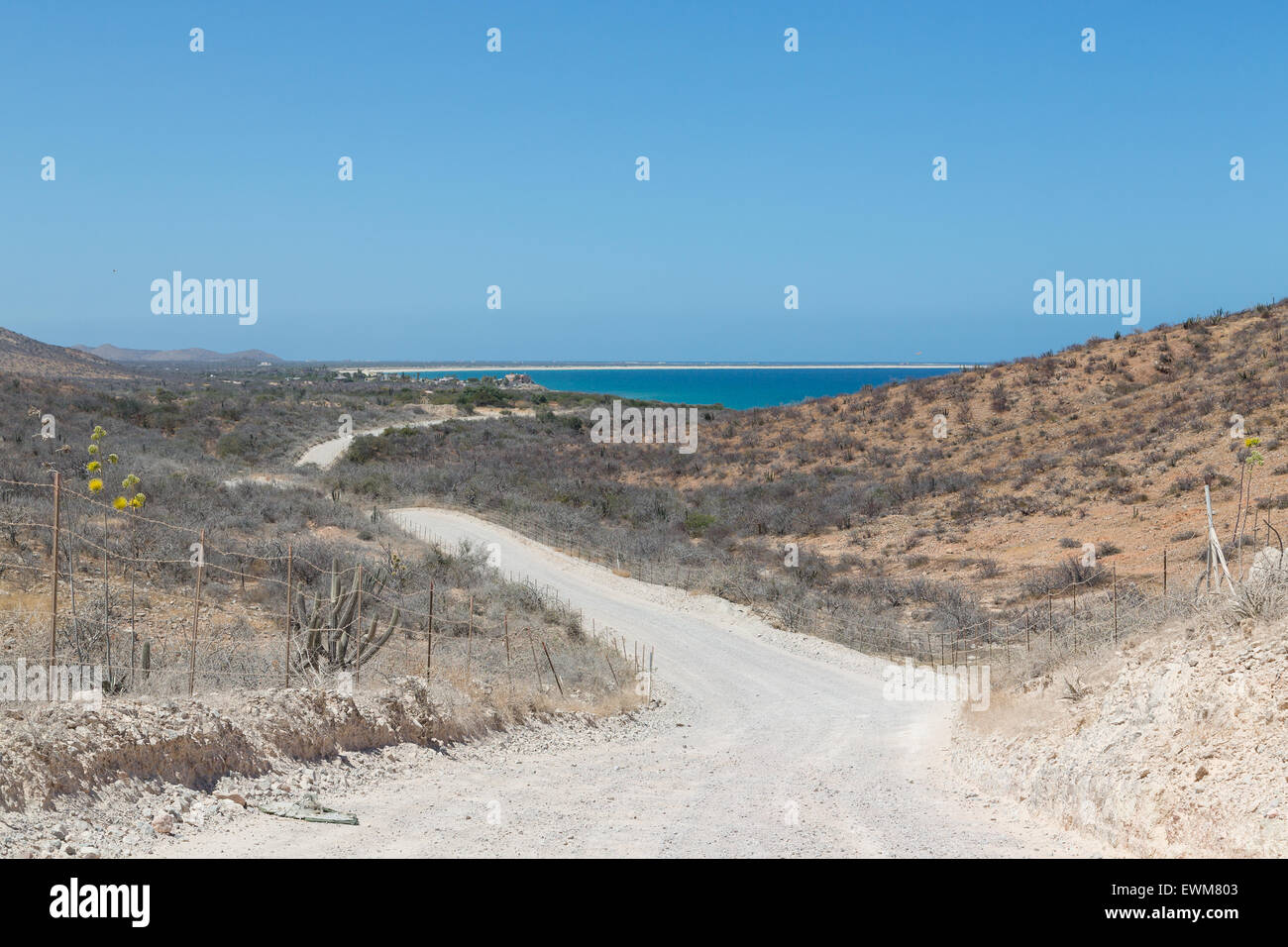 Una carretera de terracería que lleva a Cabo Pulmo en el Mar de Cortez. Foto de stock