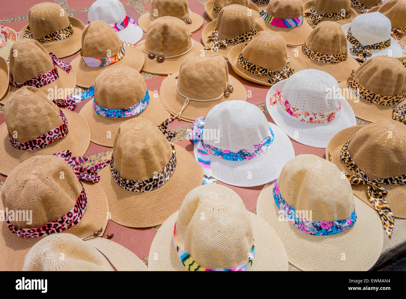 Colombianos tradicionales coloridos sombreros de paja de los vendedores de  la calle en Colombia más importante del folclore fiesta, el Carnaval de  Barranquilla, Colombia Fotografía de stock - Alamy