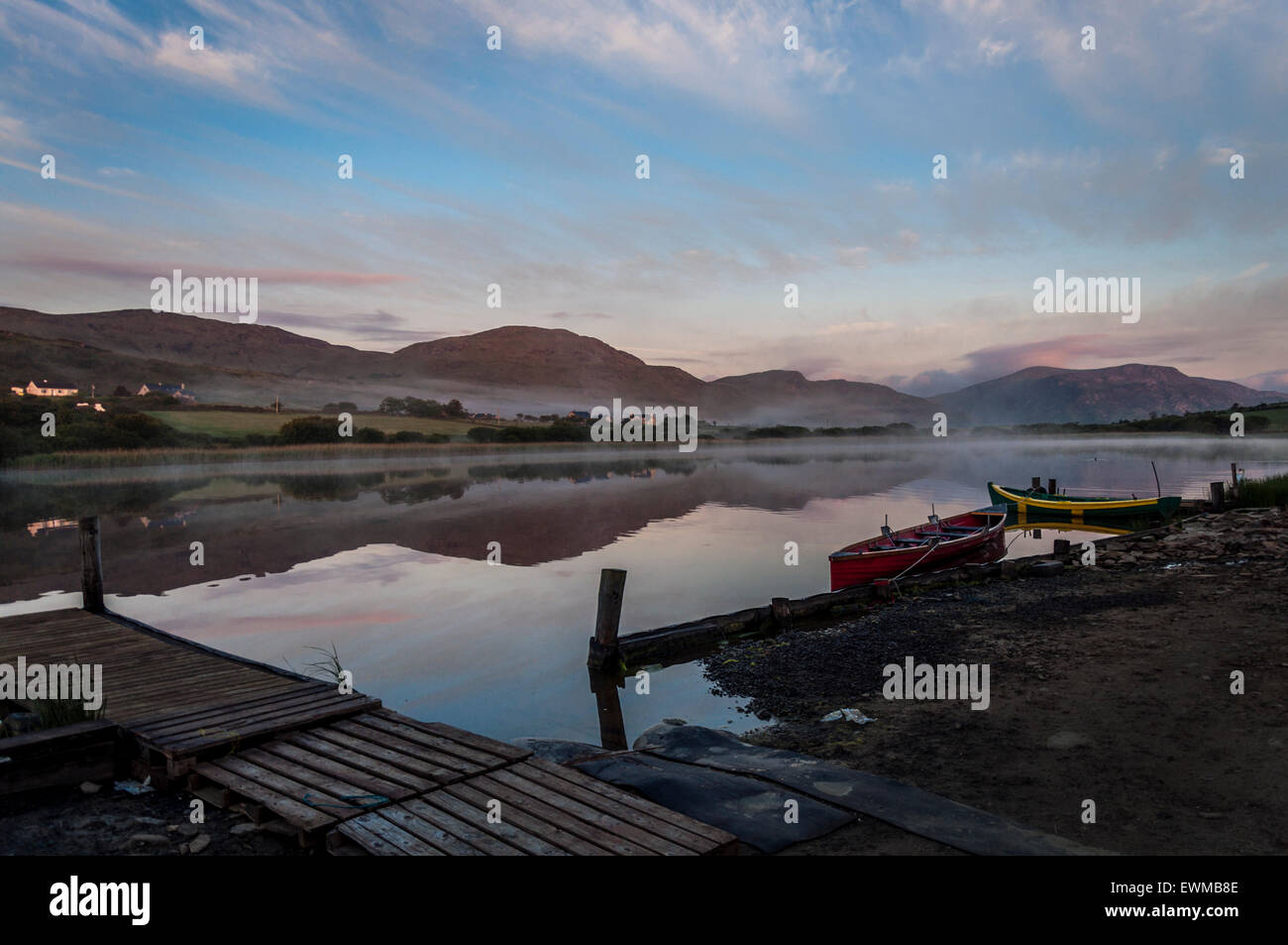 Amanecer sobre el lago Shanaghan, Ardara, Condado de Donegal, Irlanda Foto de stock