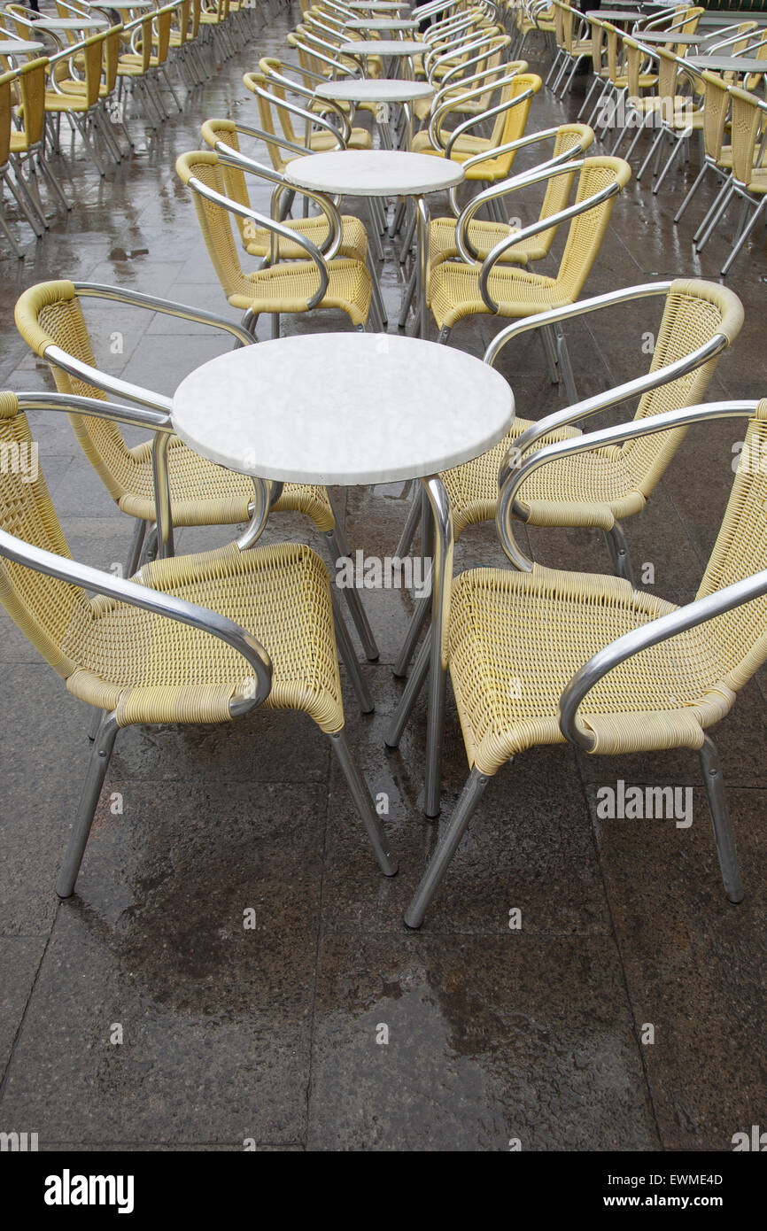 Cafe mesas y sillas en San Marcos, la Plaza de San Marcos, en Venecia, Italia Foto de stock