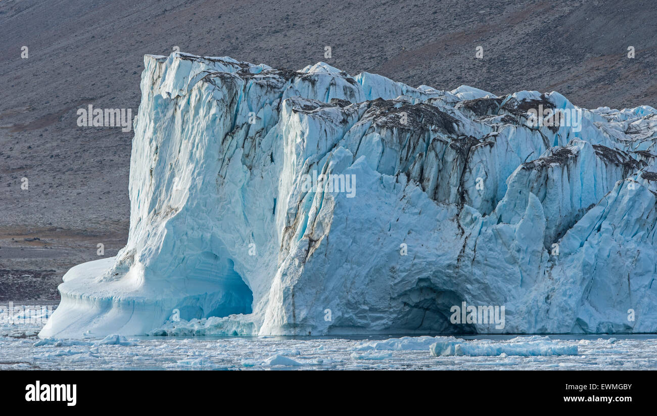 Iceberg, Kaiser Franz Josef Fjord Kejser Franz Josef Fiordo, al noreste del Parque Nacional de Groenlandia, Groenlandia Foto de stock