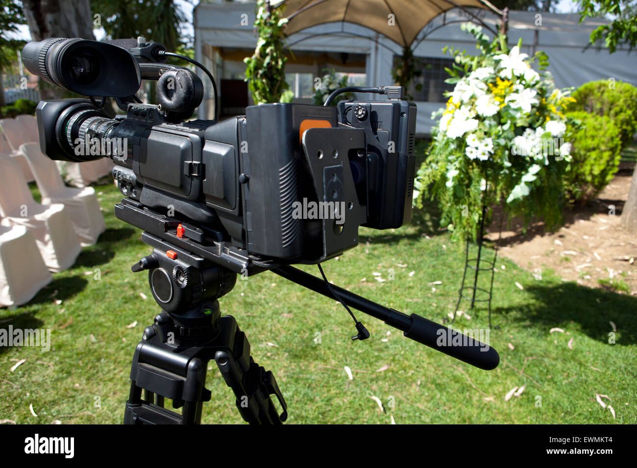 Videocámara HD sobre trípode reparado para grabar la próxima boda en  jardines Fotografía de stock - Alamy