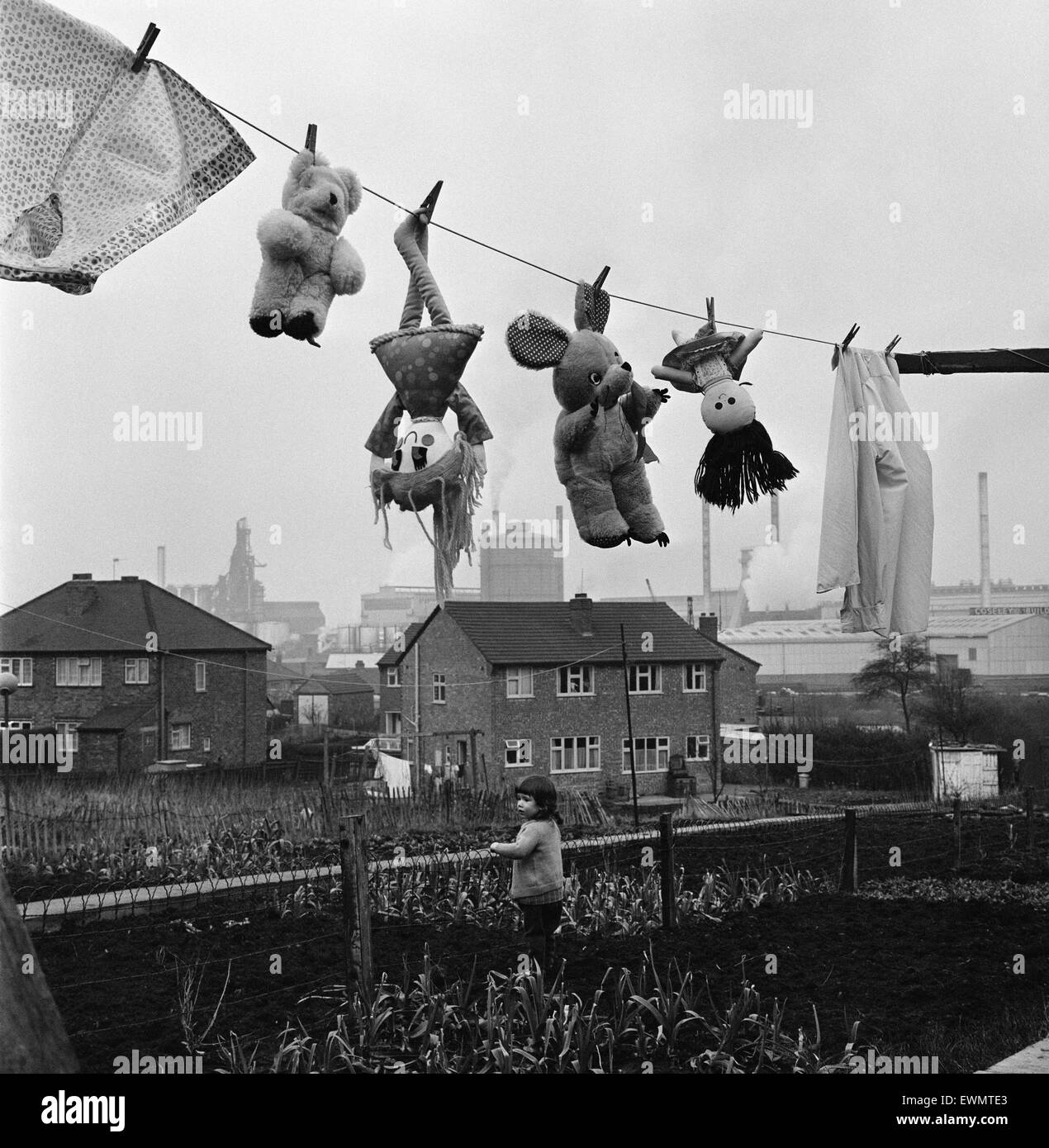 Debido al enorme número de Chimeneas de fábrica que rodean la ciudad de Coseley, en la región de West Midlands, las líneas de lavado son raramente vacío - incluso juguetes requieren una esponja frecuente hacia abajo. El 5 de marzo de 1971. Foto de stock