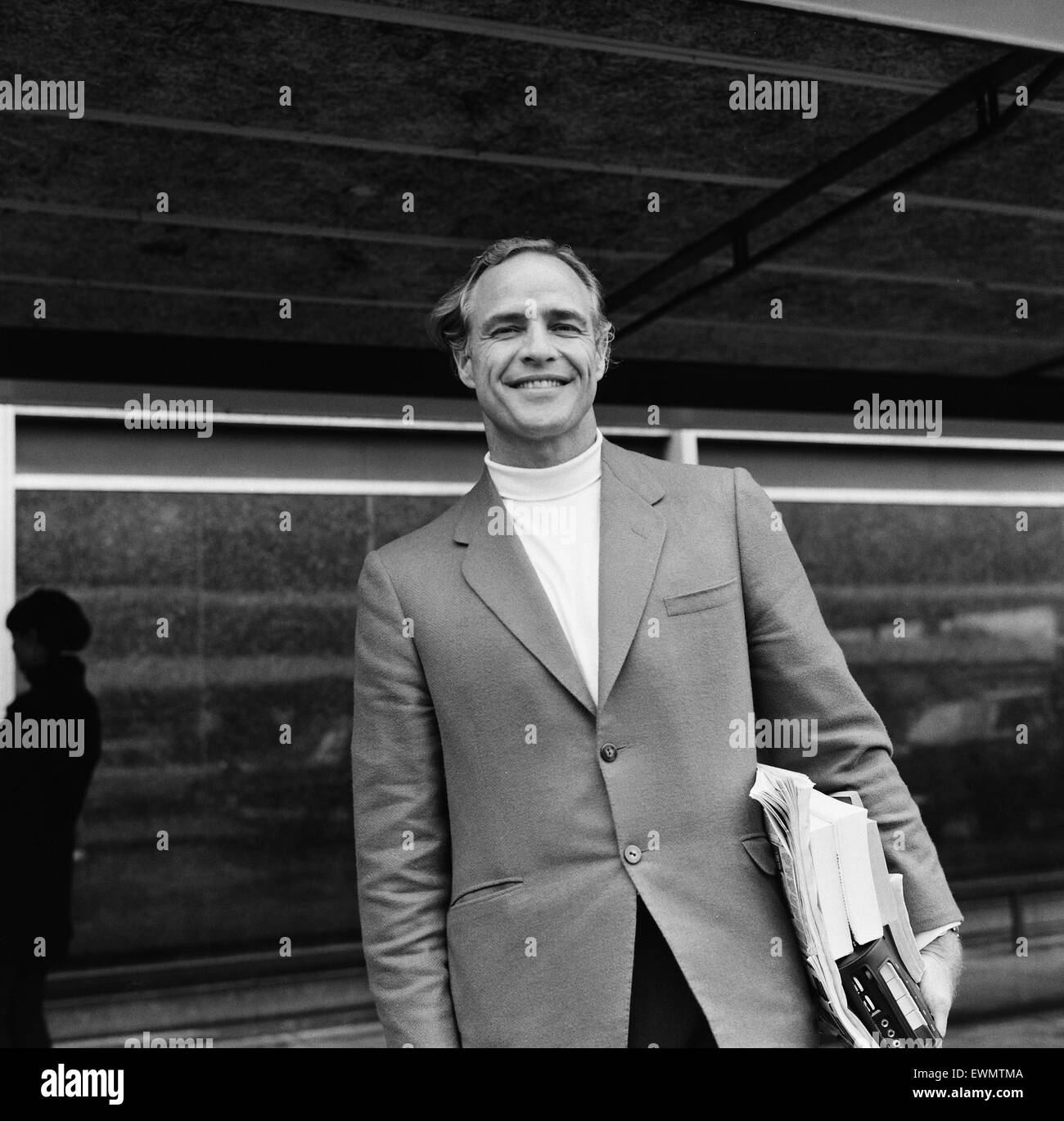 Marlon Brando, llega al Reino Unido para asistir a la conferencia del UNICEF, fotografiado en el aeropuerto de Heathrow en Londres, el 19 de septiembre de 1967. Foto de stock