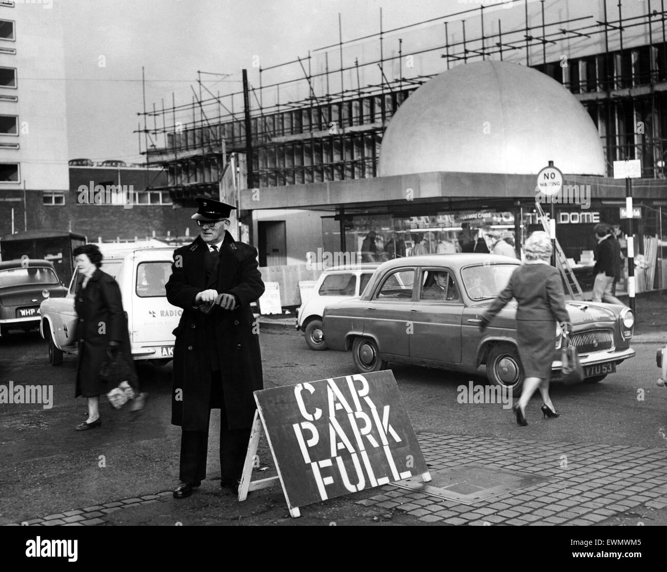 Un signo de Navidad, tan temprano como a las diez de la mañana, el Coventry Corporation parking attendant poner un "Aparcamiento" completa el aviso en el bull Yard car park. Coventry, circa 1965. Foto de stock