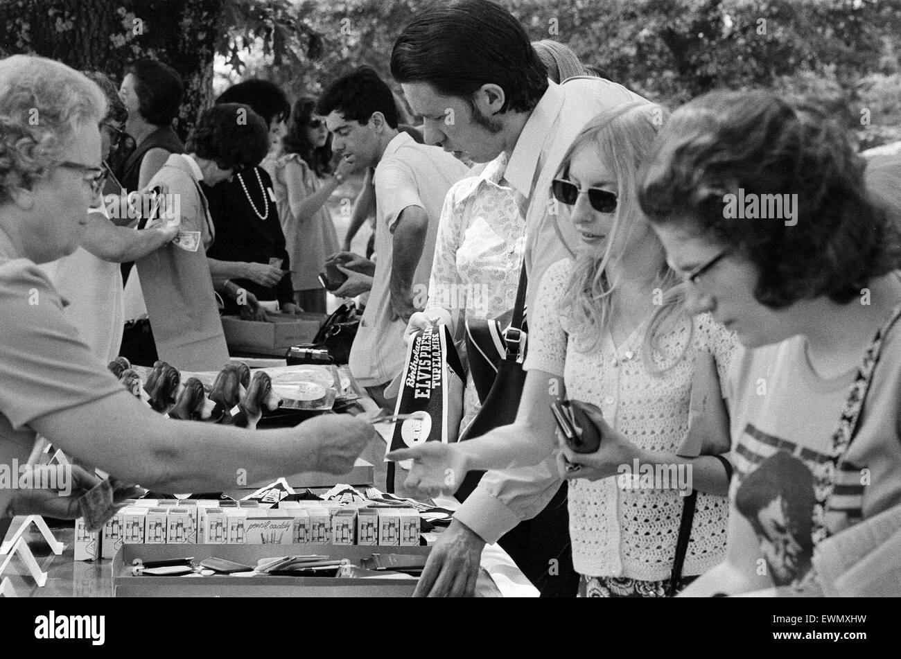 Los fans de Elvis Presley desde Gran Bretaña, Holanda y Dinamarca navegar y comprar souvenirs durante la visita a su casa y su lugar de nacimiento en Tupelo, Lee County, Mississippi, Estados Unidos, 27 de agosto de 1973. Supervisados por las Damas de Tupelo. Foto de stock