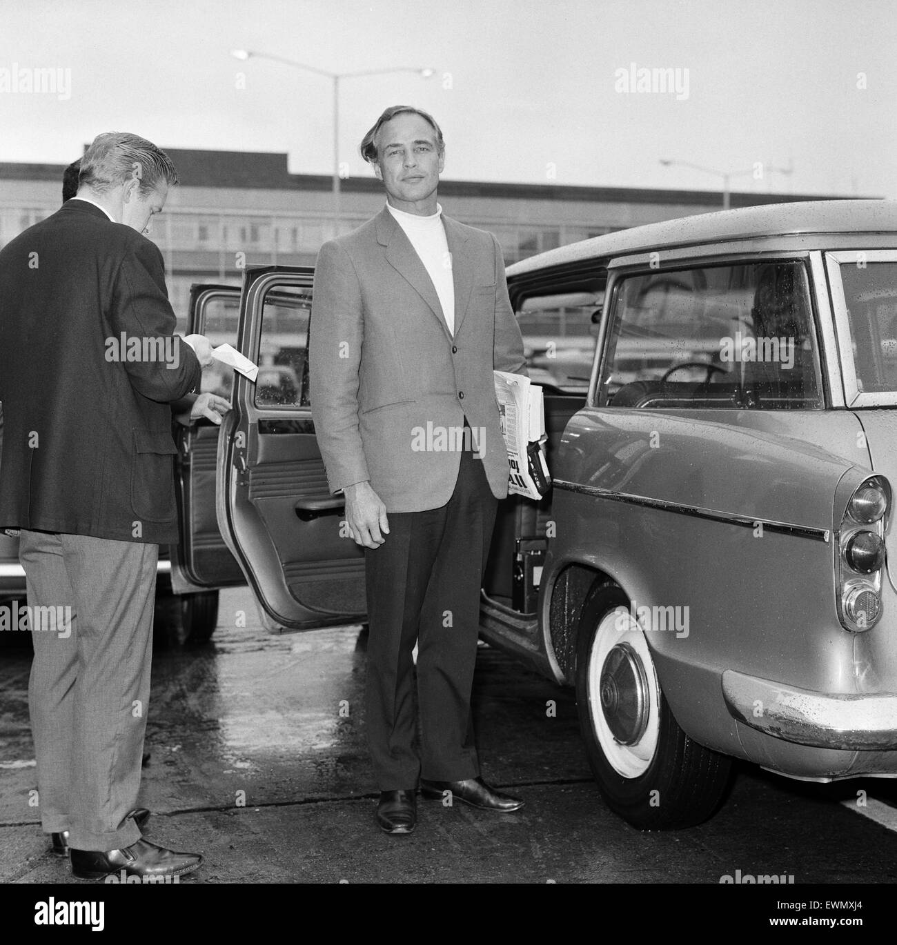 Marlon Brando, llega al Reino Unido para asistir a la conferencia del UNICEF, fotografiado en el aeropuerto de Heathrow en Londres, el 19 de septiembre de 1967. Foto de stock