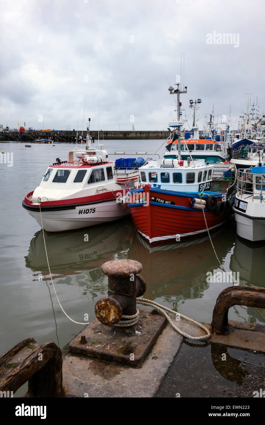 Barcos en el puerto en Bridlington, Costa de Yorkshire. Foto de stock