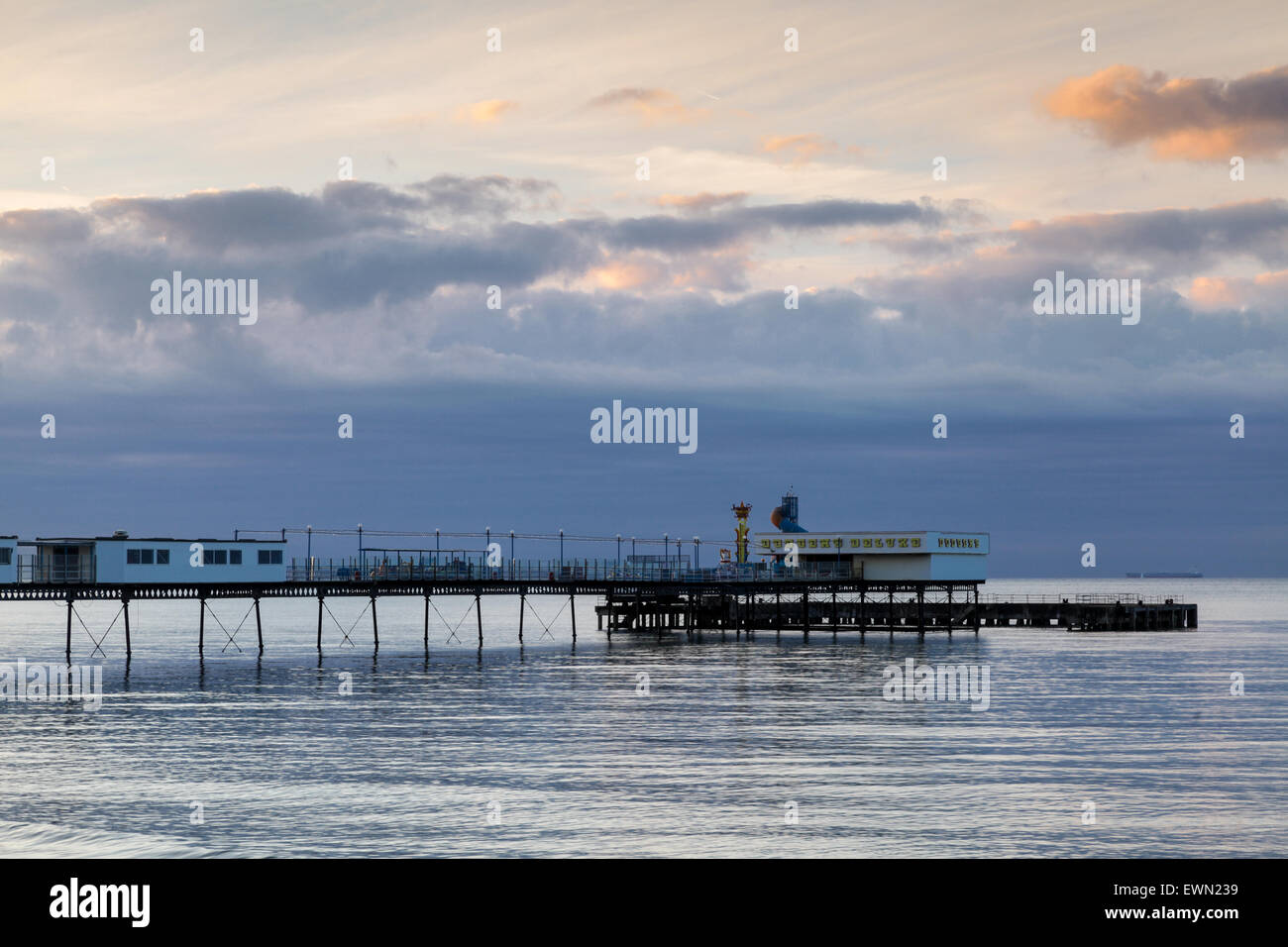 Sandown Pier al amanecer en la Isla de Wight, REINO UNIDO Foto de stock
