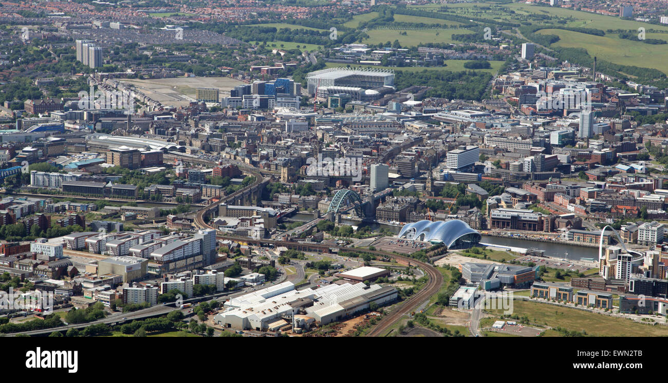 Vista aérea del río Tyne, Gateshead y Newcastle upon Tyne, Reino Unido Foto de stock
