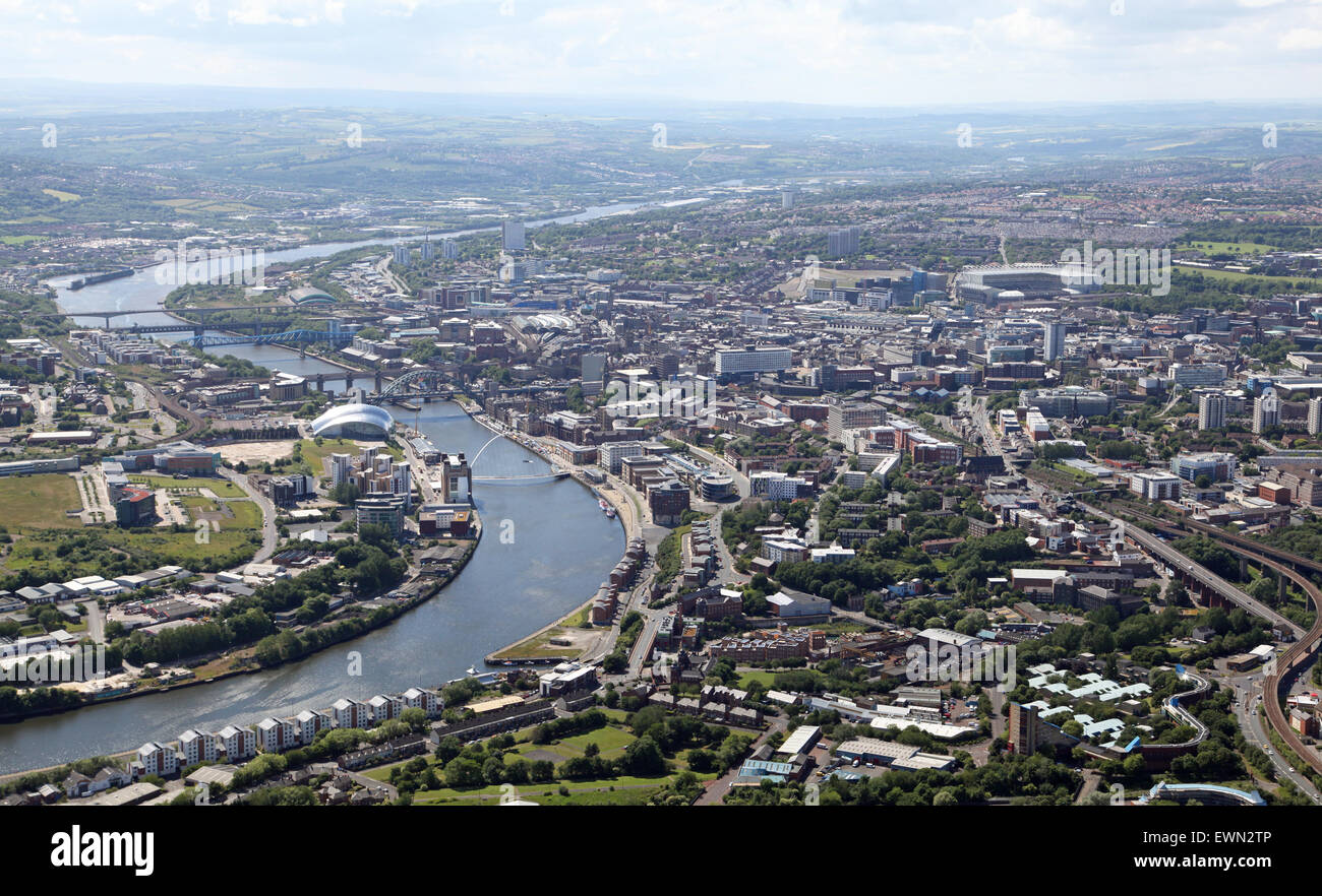 Vista aérea del río Tyne, Gateshead y Newcastle upon Tyne, Reino Unido Foto de stock