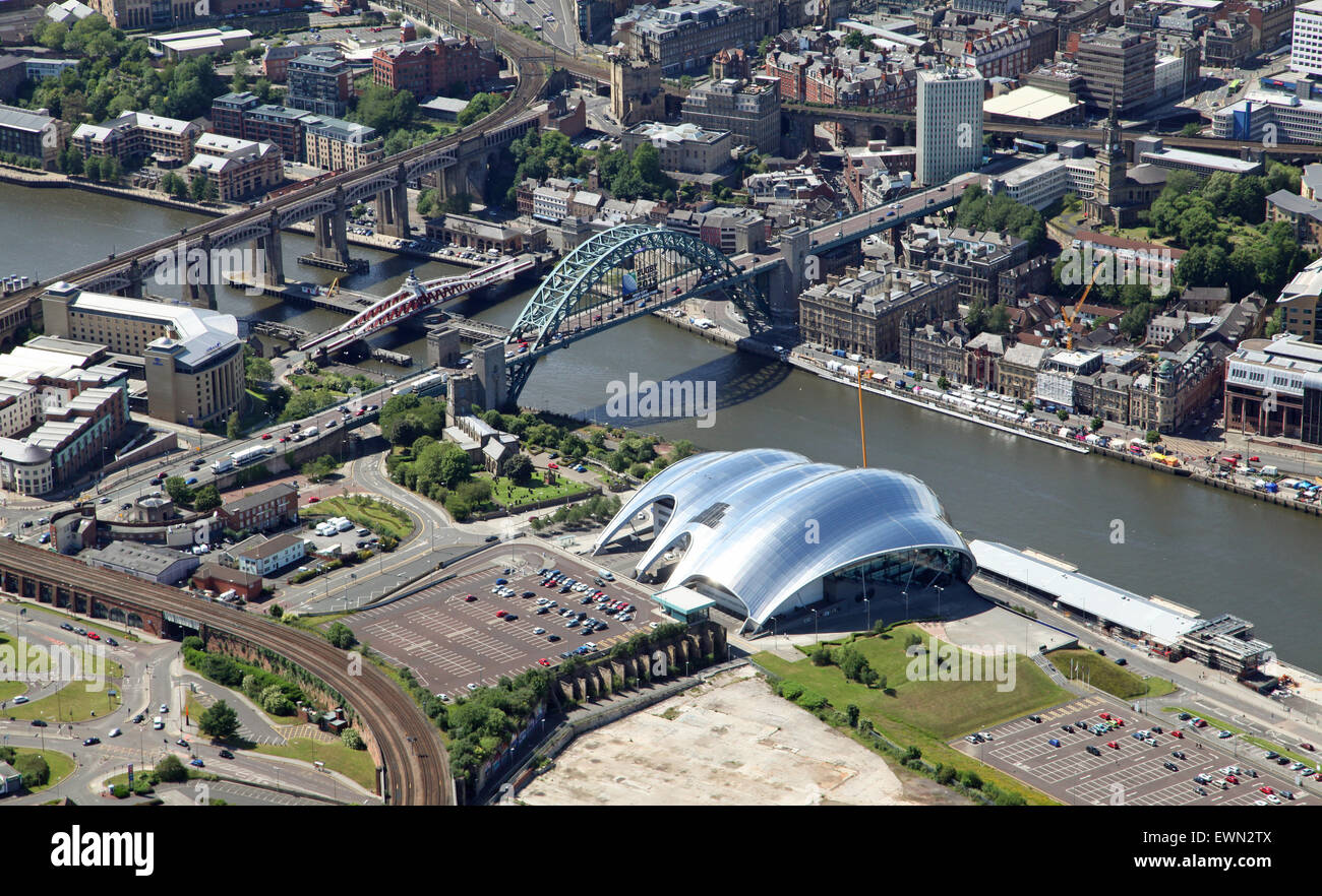 Vista aérea del río Tyne, Gateshead y Newcastle upon Tyne, Reino Unido Foto de stock