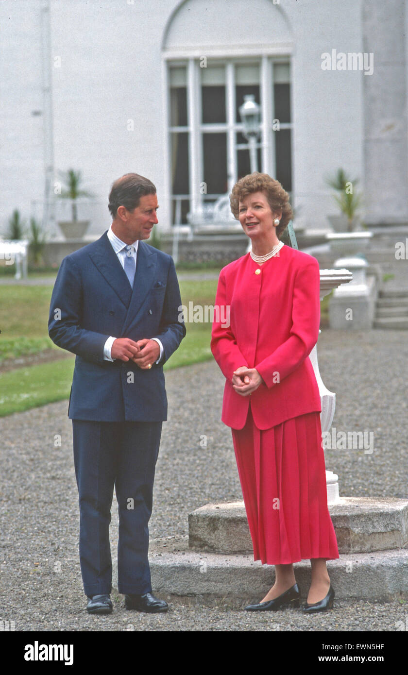 El príncipe Charles con la presidenta de Irlanda, Mary Robinson Foto de stock