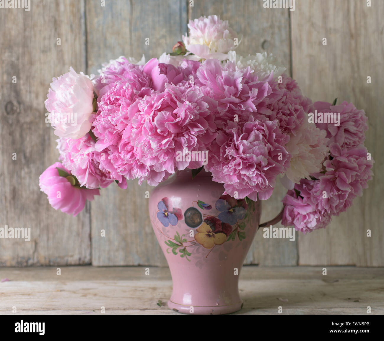 Bouquet de peonías rosadas y blancas mezcladas en el contenedor Foto de stock