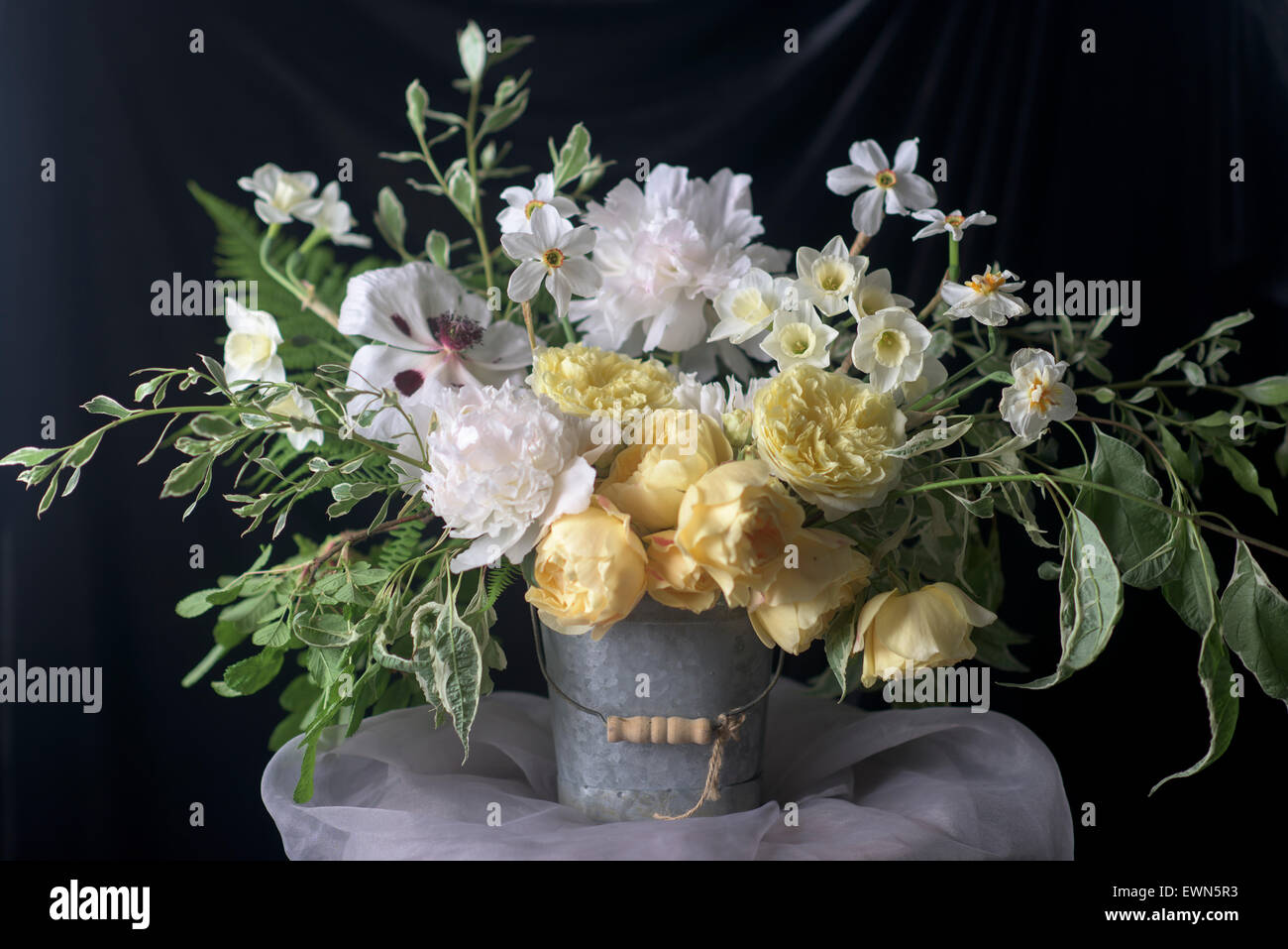 Bouquet con Rosa Graham Thomas y Rosa Port Sunlight, Amarillo David Austin roses, con Narcissus poeticus var. recurvus y peonías blanca Foto de stock