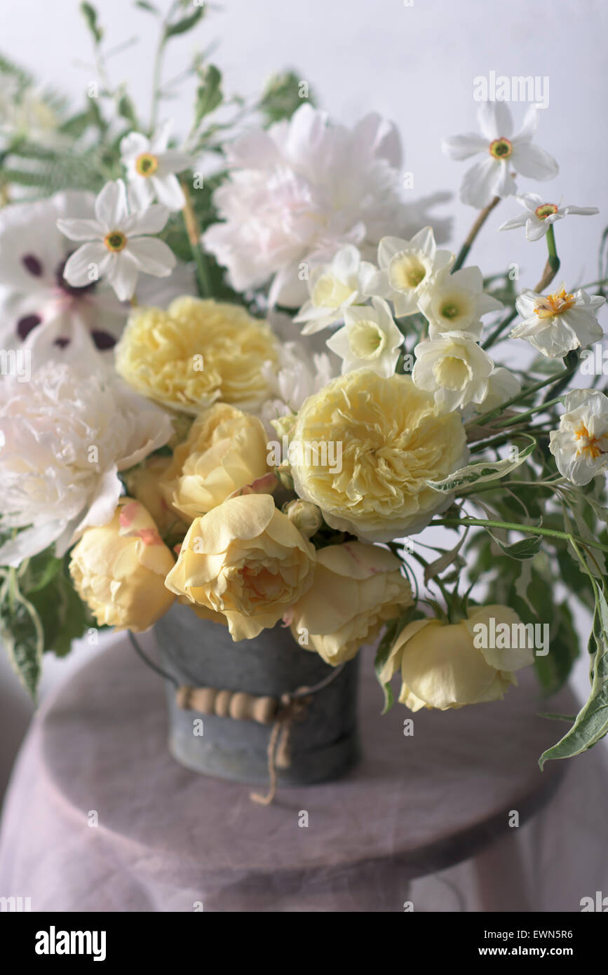 Bouquet con Rosa Graham Thomas y Rosa Port Sunlight, Amarillo David Austin roses, con Narcissus poeticus var. recurvus y peonías blanca Foto de stock