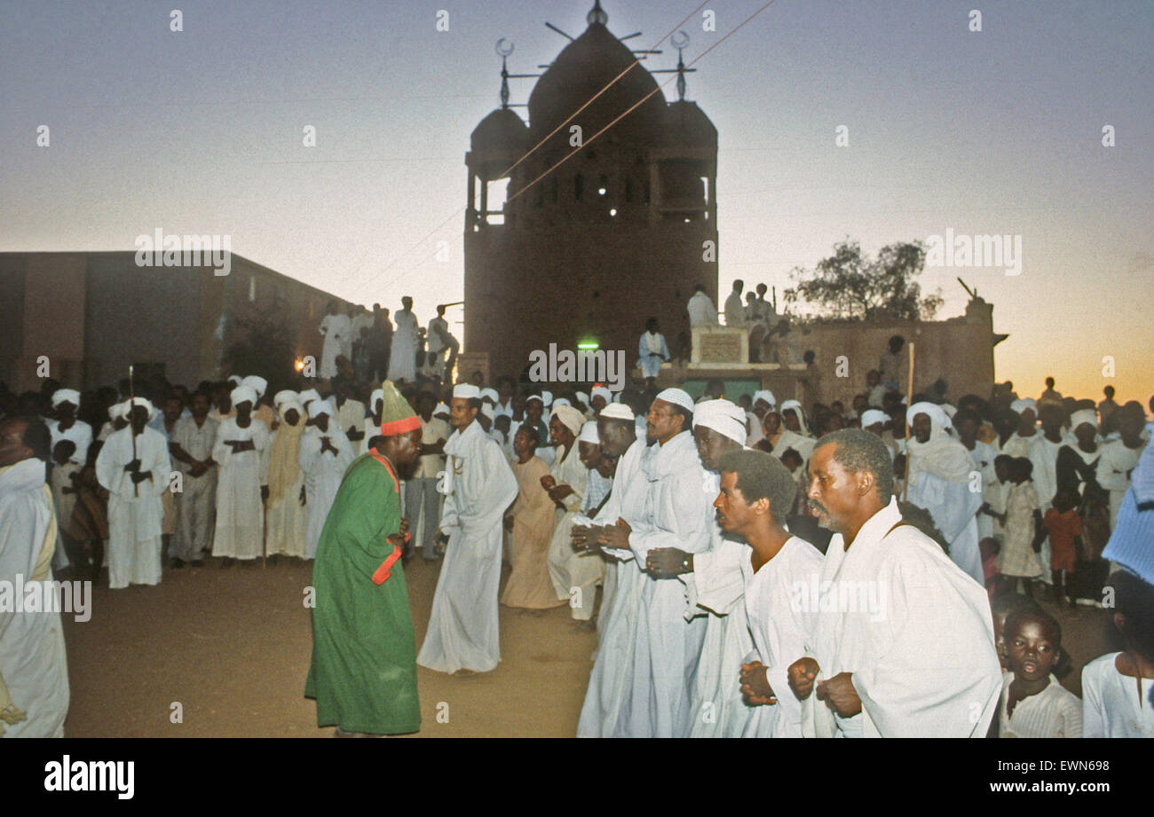 Mausoleo sufí en Omdurman, Sudán. Ceremonia de noche Foto de stock