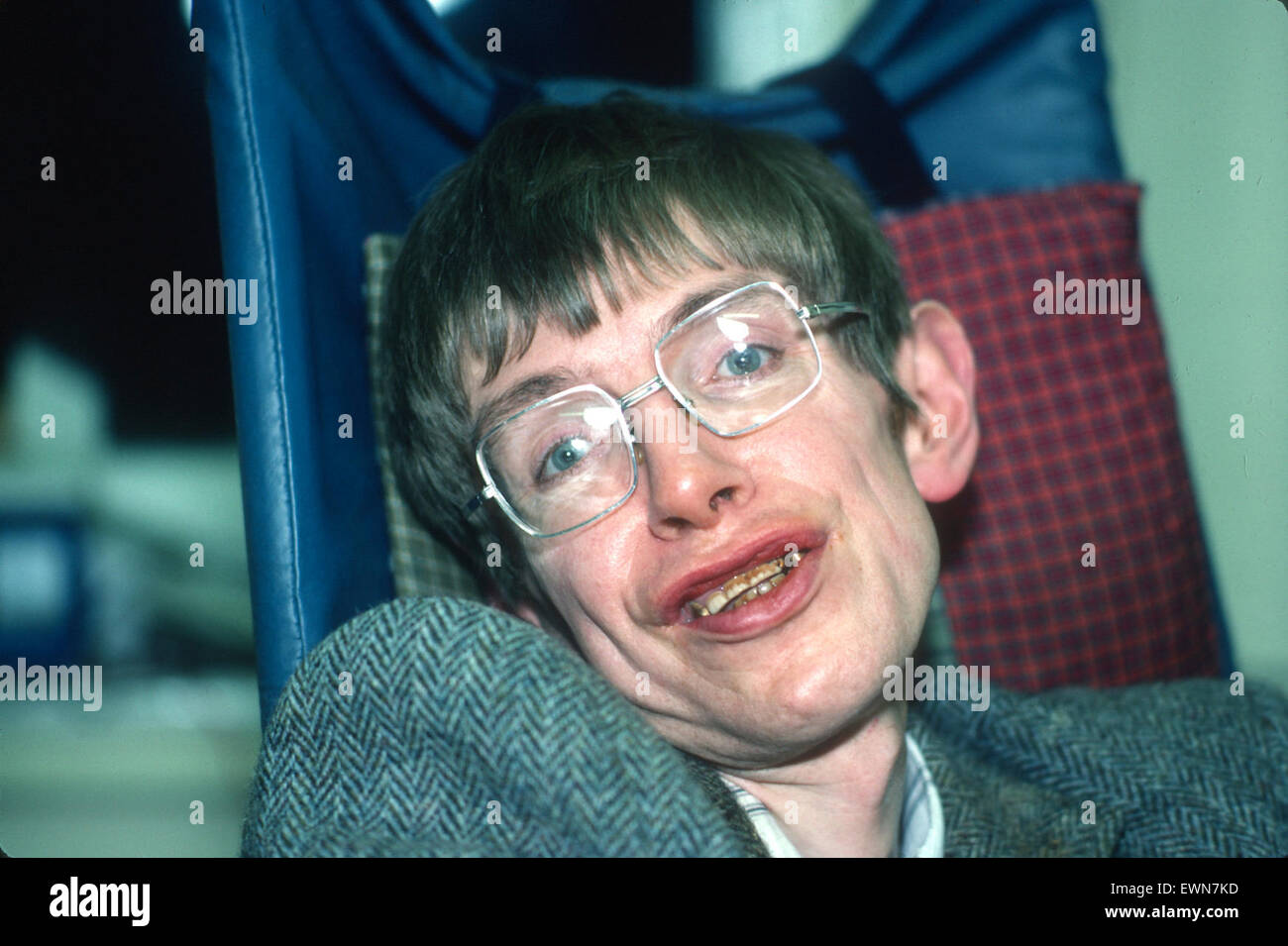 Stephen Hawking es el ex profesor Lucasian de matemáticas en la Universidad de Cambridge y autor de una breve historia del tiempo, que fue un best-seller internacional. Foto de stock