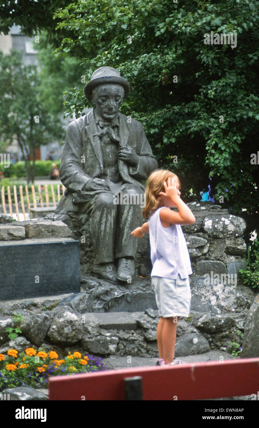 PADRIAC O CONAIRE estatua en EYRE SQUQRE GA;Camino Irlanda Foto de stock
