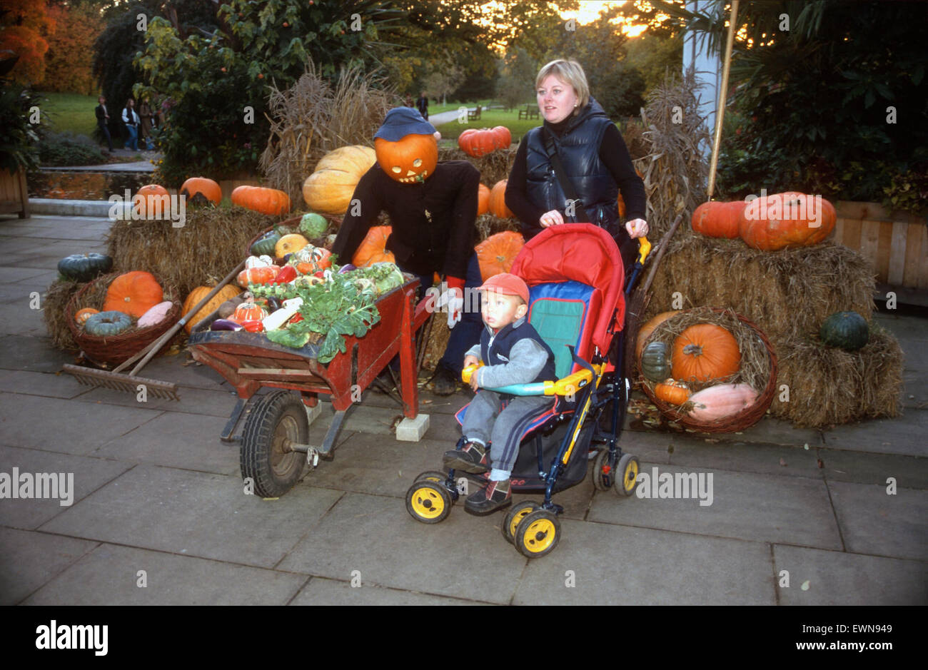 Mujer con niño posa con PUMKINS en kew gardens entrada Foto de stock