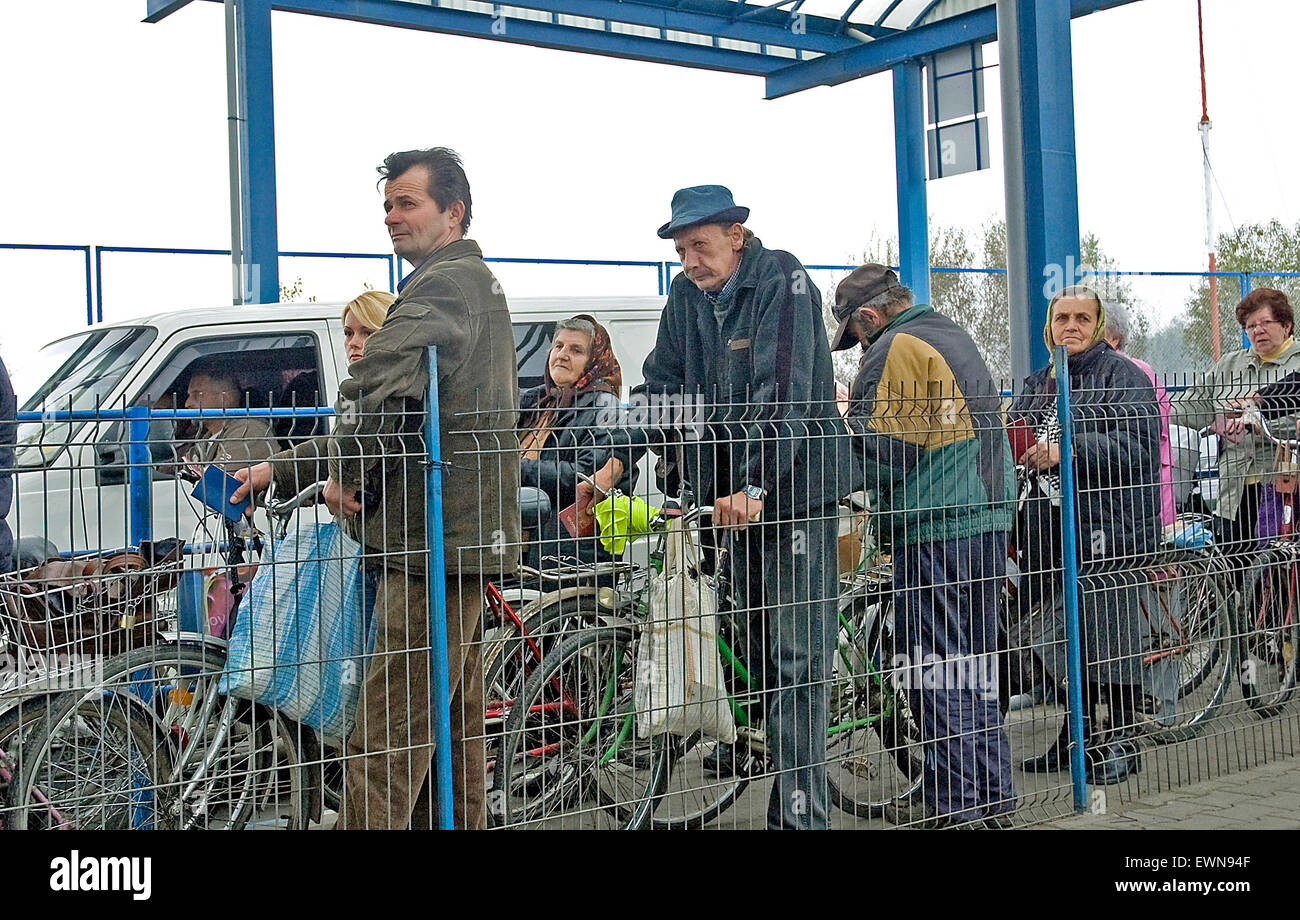 Los ciudadanos de Ucrania Espere en línea para hacer sus compras diarias en Rumania Foto de stock