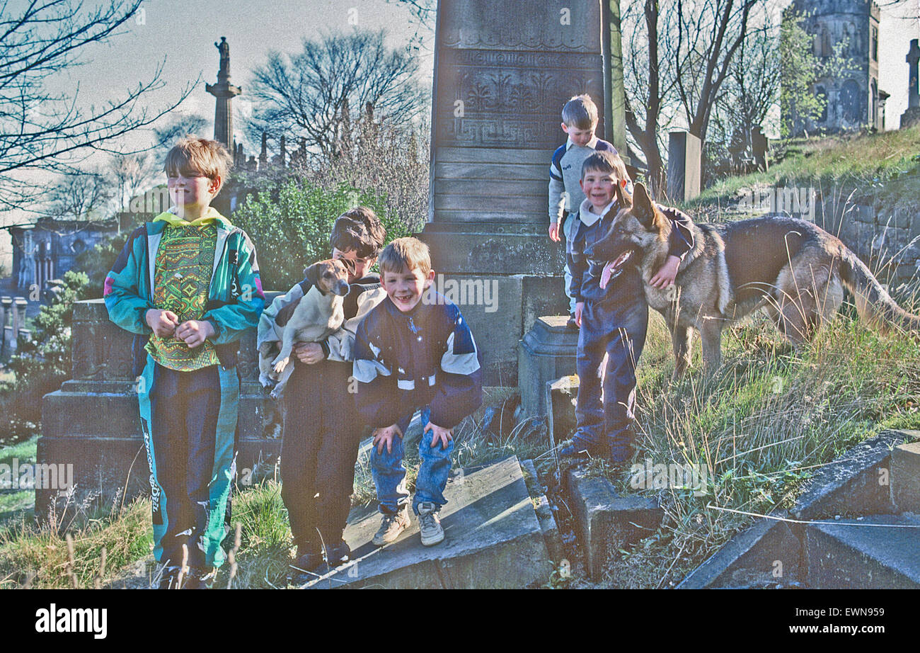 Los muchachos colgar hacia fuera en un famoso cementerio de Glasgow Foto de stock