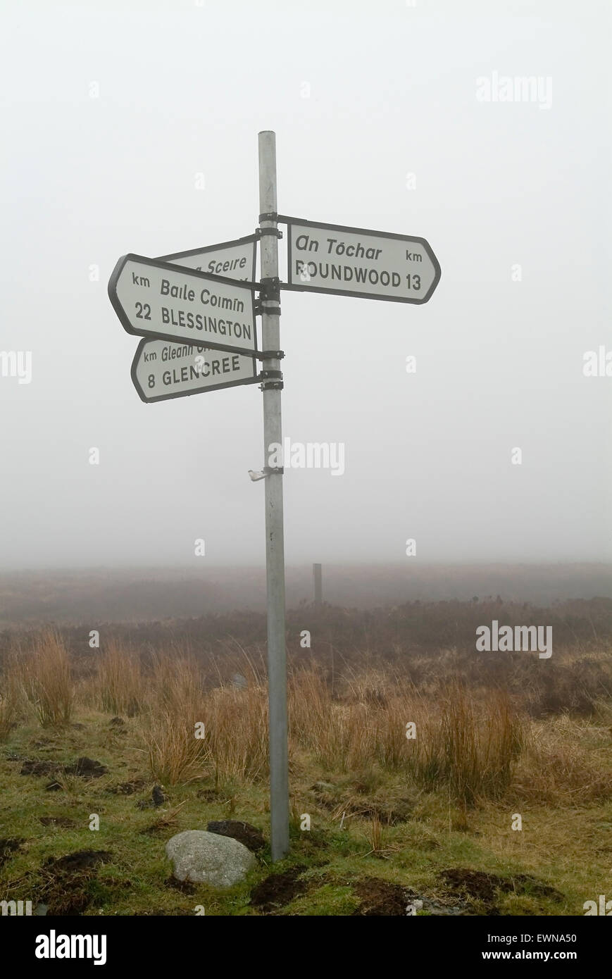 Senal De Trafico Con Niebla En Ingles Y El Idioma Gaelico En Las Montanas De Wicklow Irlanda Europa Fotografia De Stock Alamy