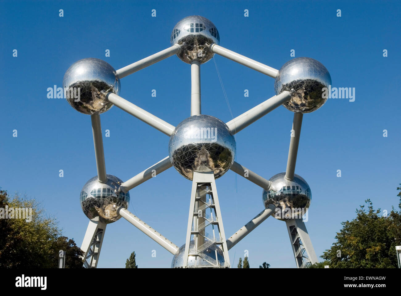 Atomium, monumento famosos mundialmente de un núcleo atómico de hierro, en 2018 60 aniversario de Europa, Bruselas, Bélgica Foto de stock