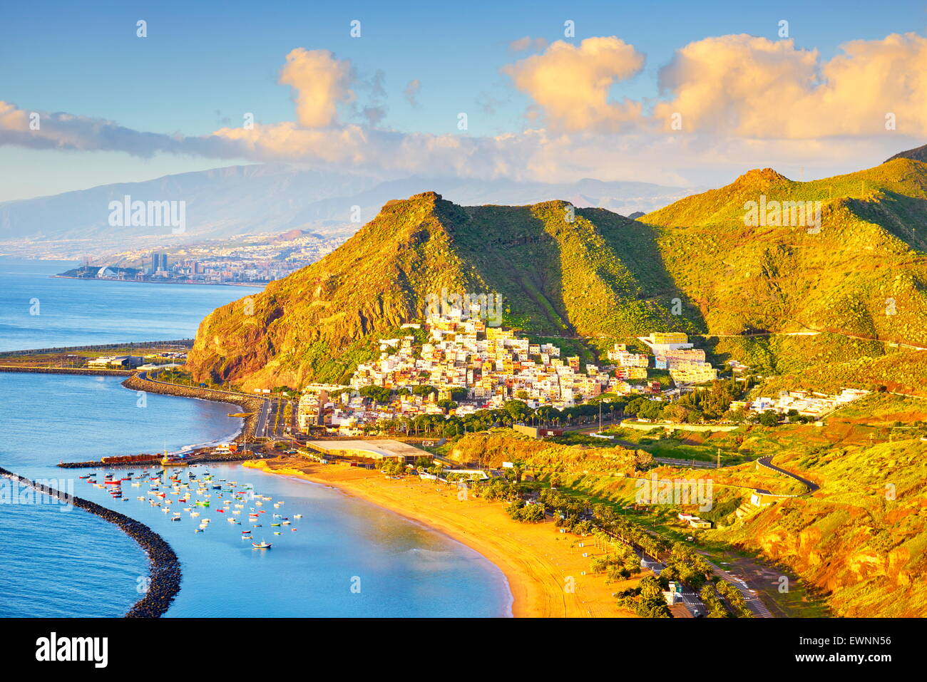 Tenerife - Playa de las Teresitas y San Andrés Village, Islas Canarias, España Foto de stock
