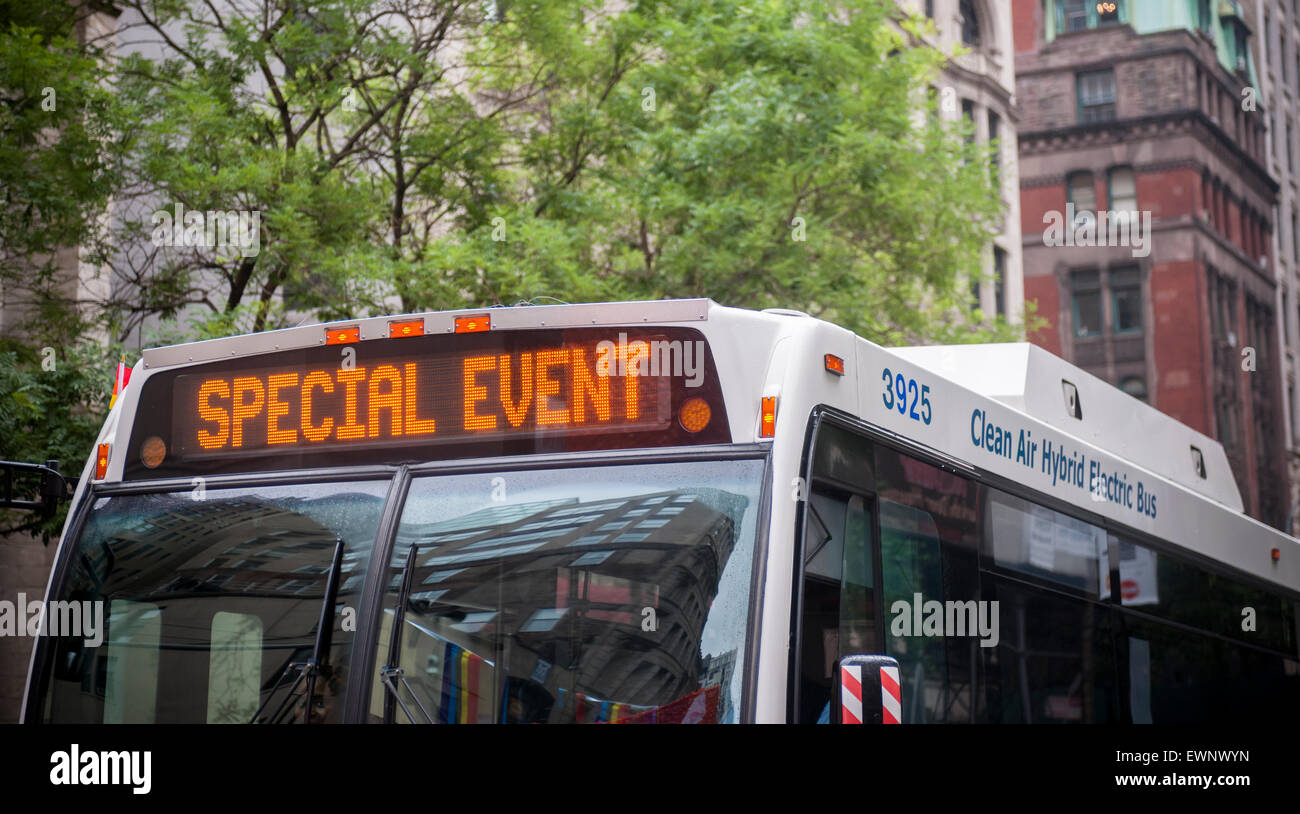 "Fuera de servicio" NYCTA bus en Nueva York el domingo, 28 de junio de 2015. (© Richard B. Levine) Foto de stock