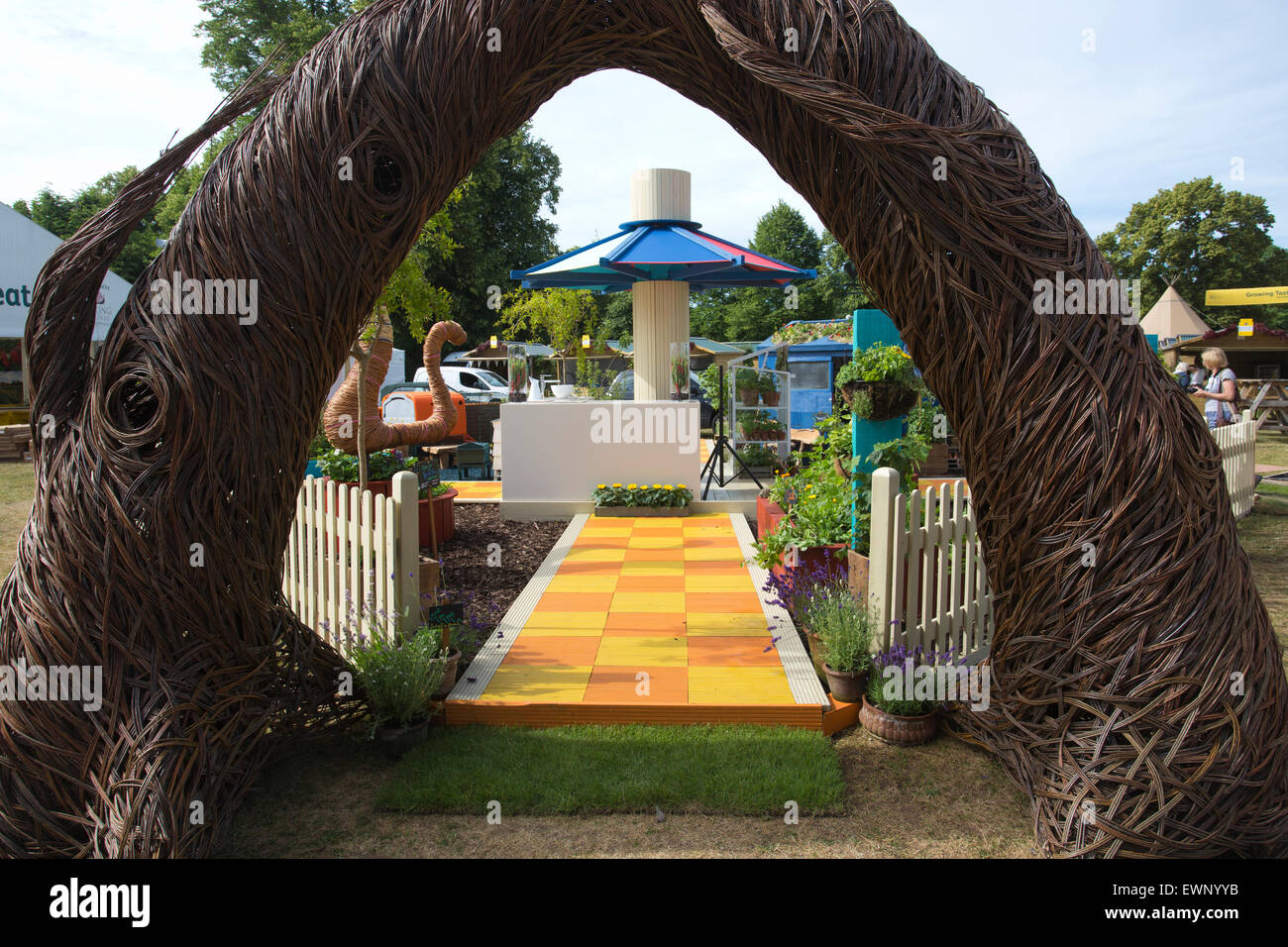 RHS Hampton Court Flower Show 2015, Henri le Gusano:jardín comunitario diseñado por Oli Blanc y Charlotte Salt, Hampton Court, Reino Unido Foto de stock