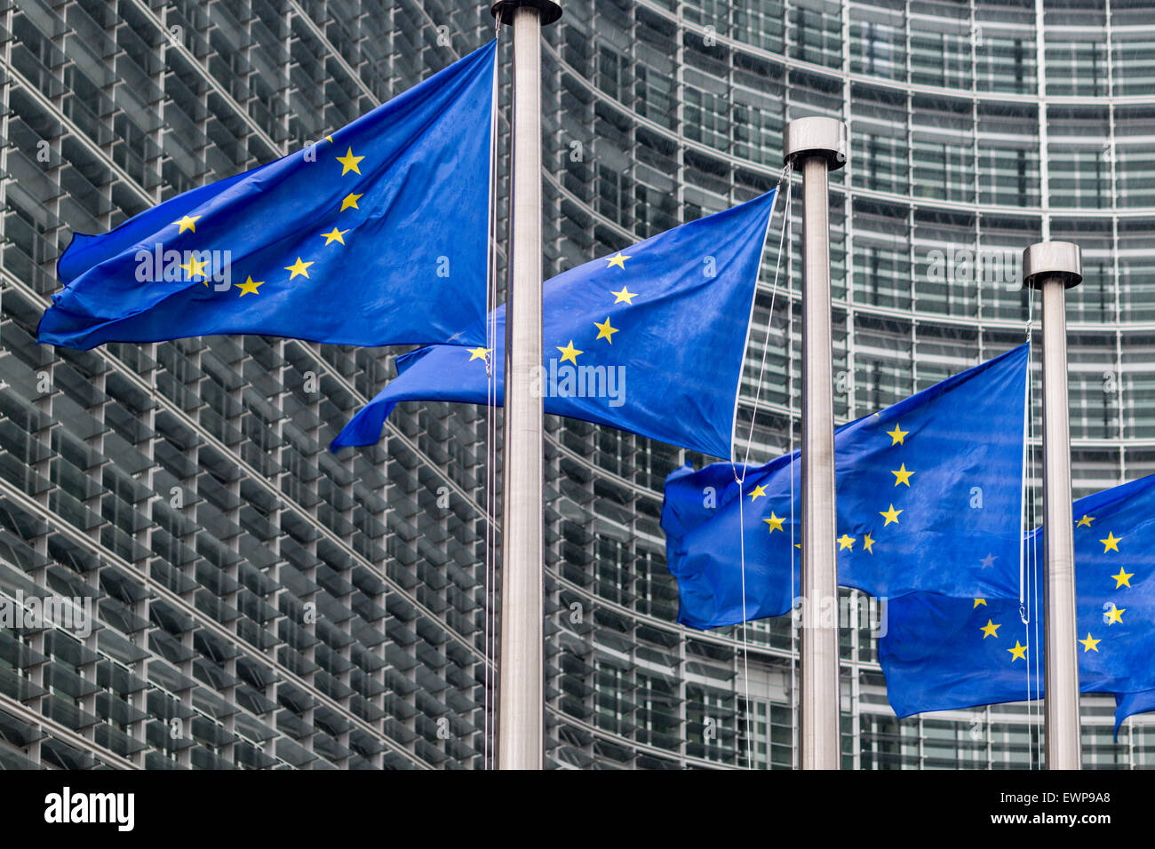 Edificio de la Comisión Europea y las banderas, Bruselas, Bélgica Foto de stock