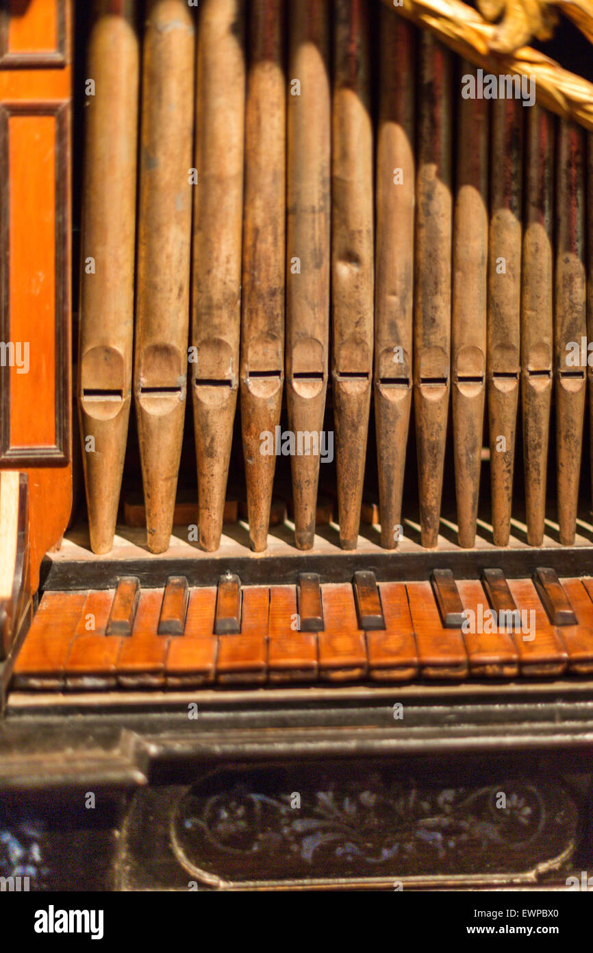 Instrumentos de teclado antiguos, el Museo de Instrumentos Musicales, Bruselas, Bélgica Foto de stock