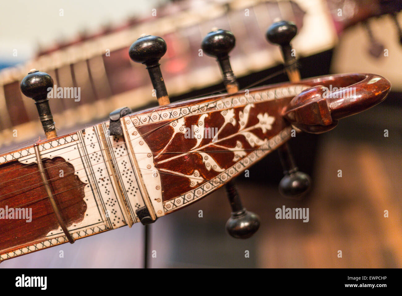 Sitar de antigüedades, el Museo de Instrumentos Musicales, Bruselas, Bélgica Foto de stock
