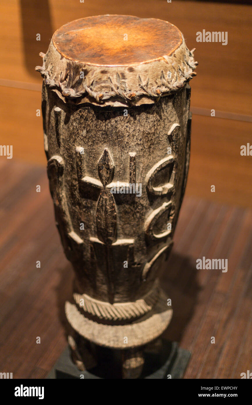 Tambor bongo de antigüedades, el Museo de Instrumentos Musicales, Bruselas,  Bélgica Fotografía de stock - Alamy