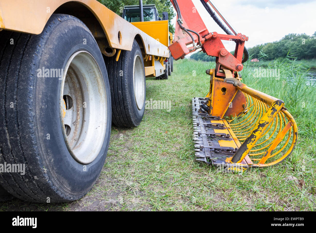 Máquina agrícola para la extracción de plantas acuáticas del río Foto de stock