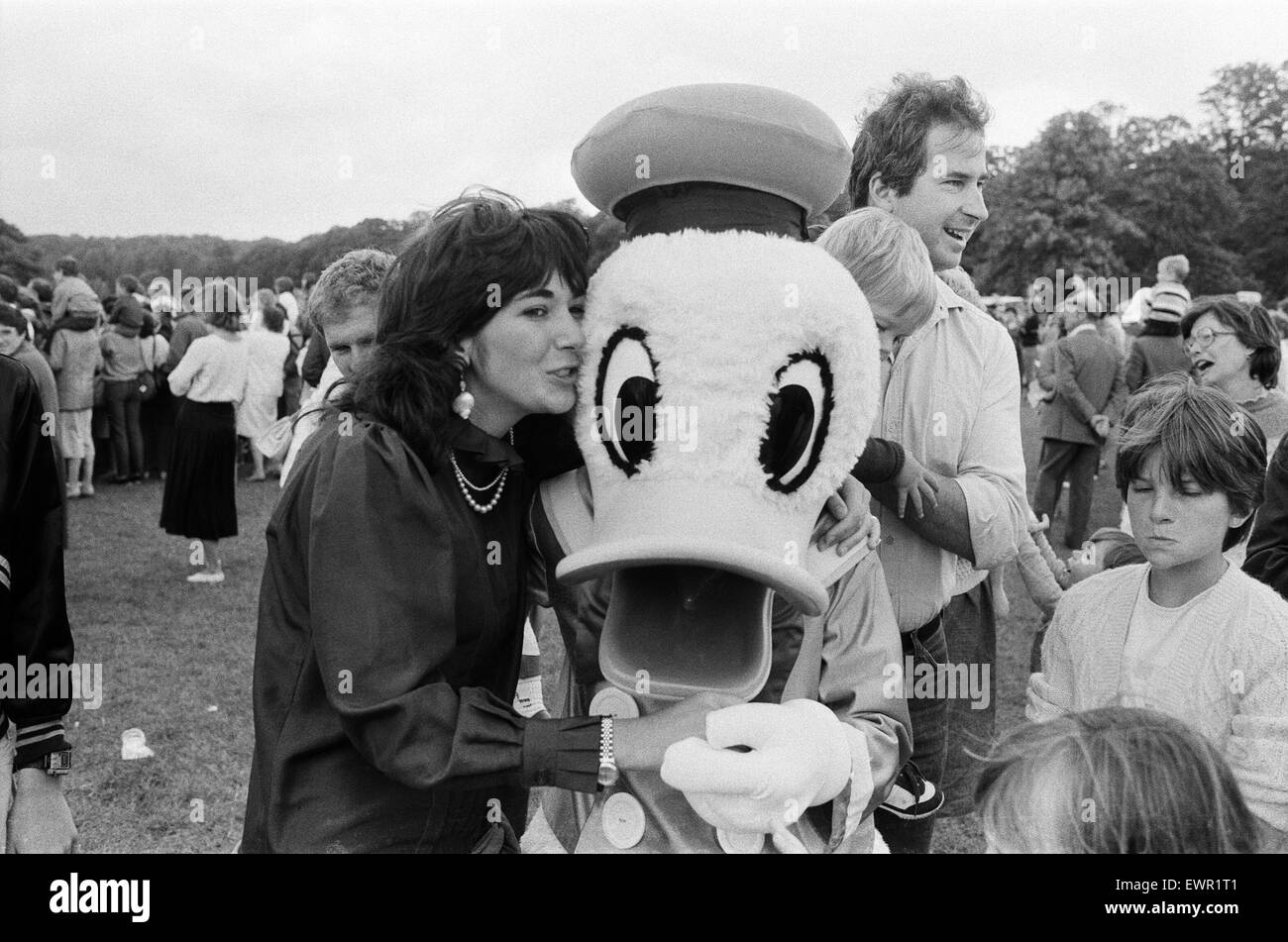 El espejo organizó un día de Disney para los niños a Lord y Lady Bath Longleat House, en Wiltshire. Un gran día de diversión en el que Ghislaine Maxwell entregó un cheque de £2000 por Save the Children Fund. 13 de septiembre de 1985. Foto de stock
