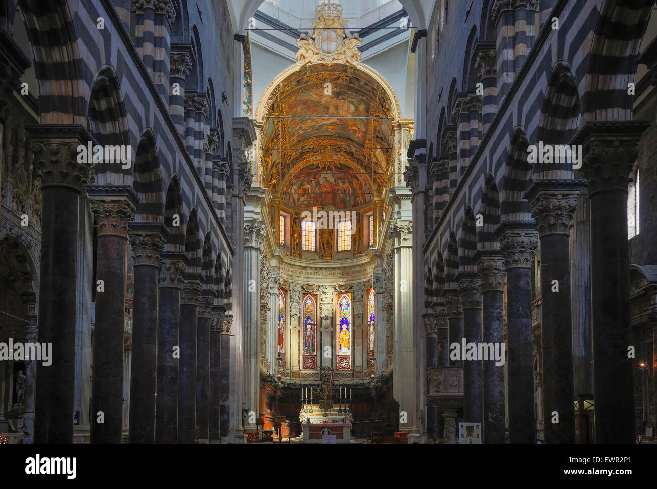 Génova, Liguria, Italia. Interior de la catedral gótica de San Lorenzo. Foto de stock