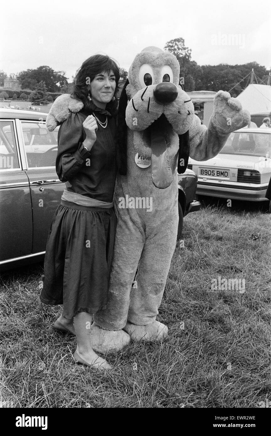 El espejo organizó un día de Disney para los niños a Lord y Lady Bath Longleat House, en Wiltshire. Un gran día de diversión en el que Ghislaine Maxwell entregó un cheque de £2000 por Save the Children Fund. 13 de septiembre de 1985. Foto de stock