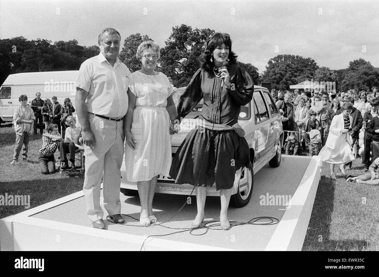 El espejo organizó un día de Disney para los niños a Lord y Lady Bath Longleat House, en Wiltshire. Un gran día de diversión en el que Ghislaine Maxwell entregó un cheque de £2000 por Save the Children Fund. 13 de septiembre de 1985. Foto de stock