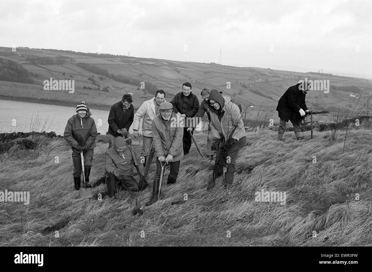 A TRABAJAR DURO son miembros de Colne Valley leones y Colne Valley Sociedad de árbol, plantaron 750 árboles en menos de dos horas. Los leones presidente Sr. David Whitwam (centro) es retratada con otros voluntarios en un sitio en el lado sur de la Represa Scammonden. Seis L Foto de stock