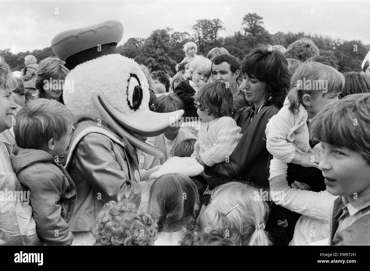 El espejo organizó un día de Disney para los niños a Lord y Lady Bath Longleat House, en Wiltshire. Un gran día de diversión en el que Ghislaine Maxwell entregó un cheque de £2000 por Save the Children Fund. 13 de septiembre de 1985. Foto de stock